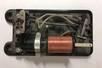 Eine Nahaufnahme eines elektronischen Geräts auf einer weißen Oberfläche.