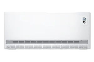An einer weißen Wand steht eine weiße Klimaanlage.